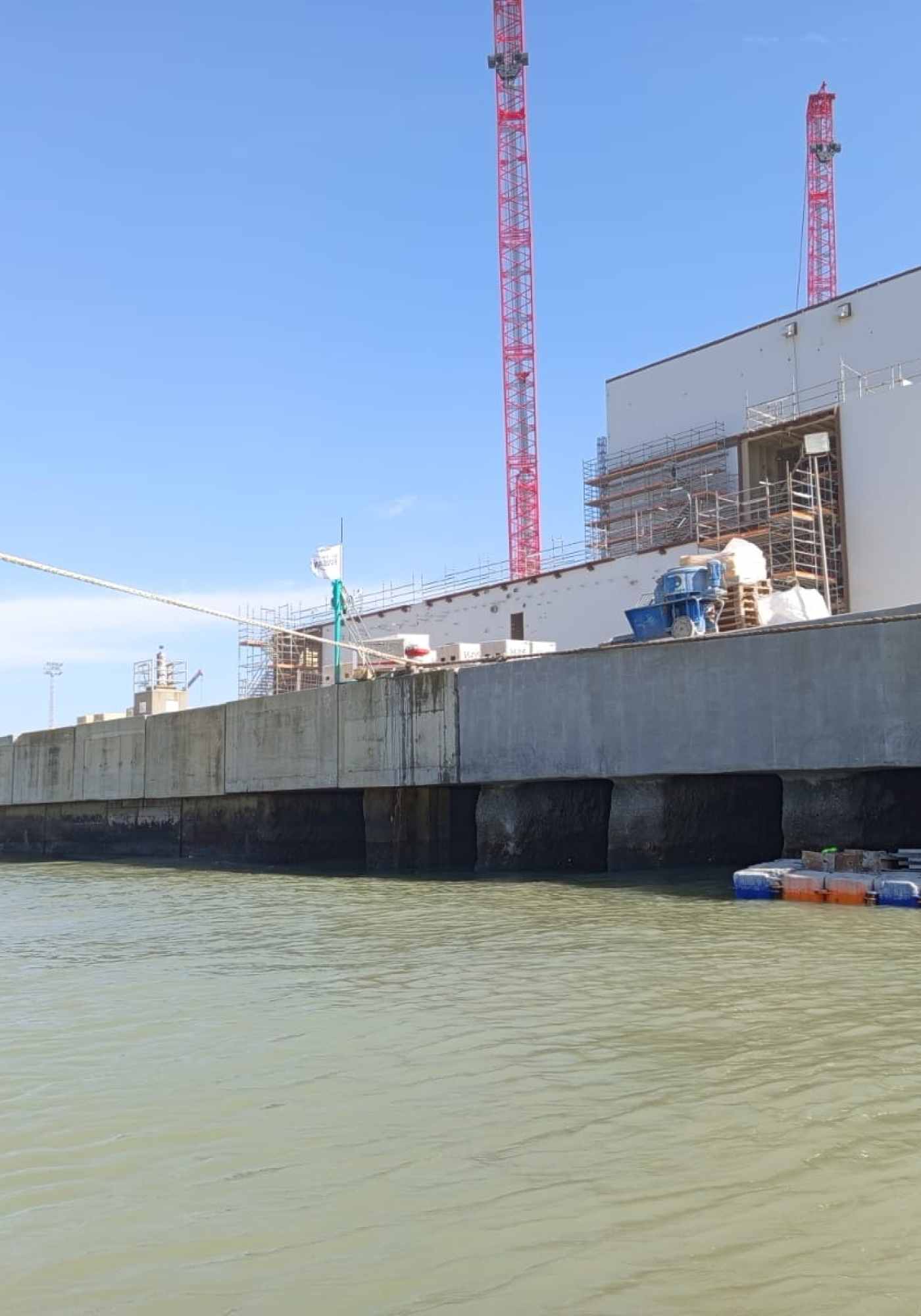 Reparación estructural de la viga cantil del Muelle Central Offshore de La Cabezuela