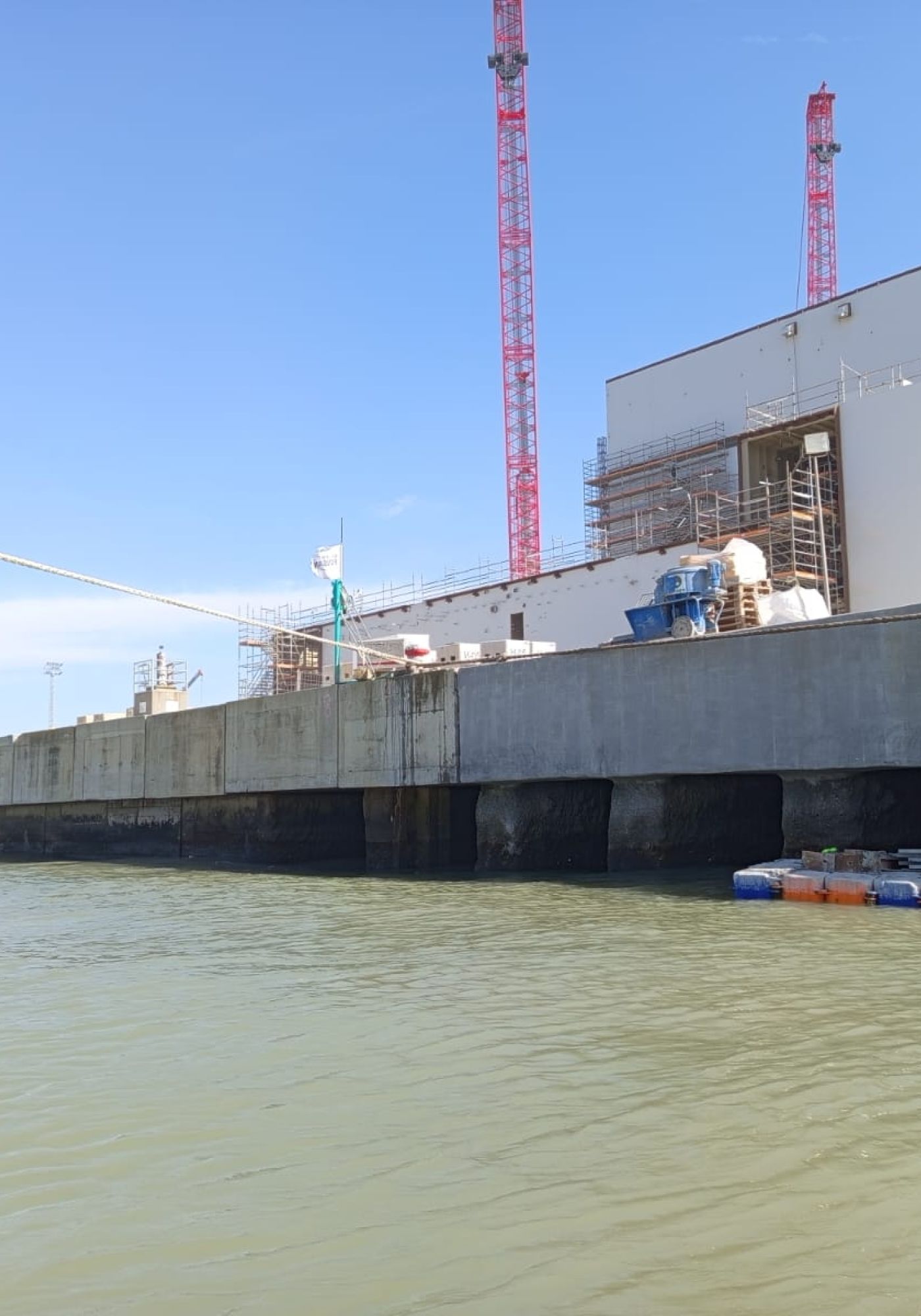Reparación estructural de la viga cantil del Muelle Central Offshore de La Cabezuela
