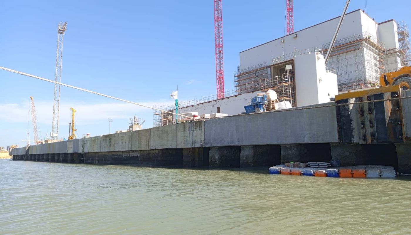 Reparación estructural de la viga cantil del Muelle Central Offshore de La Cabezuela